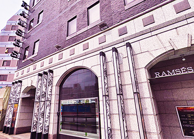 次に派遣先のホテル名(自宅の場合ご住所、建物名)をお伝えください。おおよそどのくらいでご到着できるかをお伝えいたします。