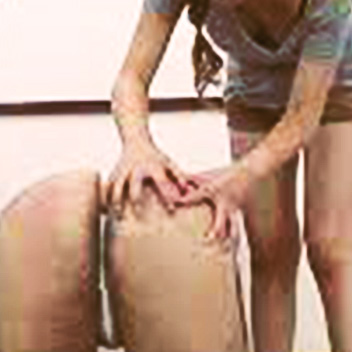 激しいスパンキング